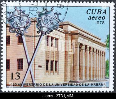 Francobollo cancellato stampato da Cuba, che mostra l'edificio dell'Università e le sciabole incrociate, 250 ° anniversario dell'Università dell'Avana, circa 1978. Foto Stock