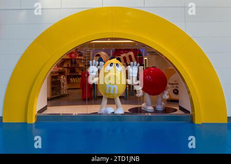 BLOOMINGTON, Minnesota, USA - 12 DICEMBRE 2023: Negozio di m&M presso il centro commerciale Mall of America. Foto Stock