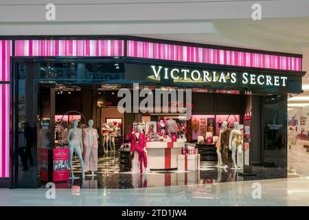 BLOOMINGTON, Minnesota, USA - 12 DICEMBRE 2023: Negozio al dettaglio Victoria's Secret presso il centro commerciale Mall of America. Foto Stock