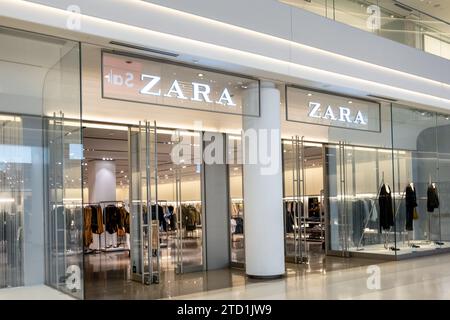 BLOOMINGTON, Minnesota, USA - 12 DICEMBRE 2023: Negozio di abbigliamento Zara presso il centro commerciale Mall of America. Foto Stock