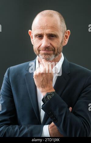 L'economista, giornalista e presentatore inglese della BBC Evan Davis partecipa a una photocall durante l'Edinburgh International Book Festival il 20 agosto Foto Stock