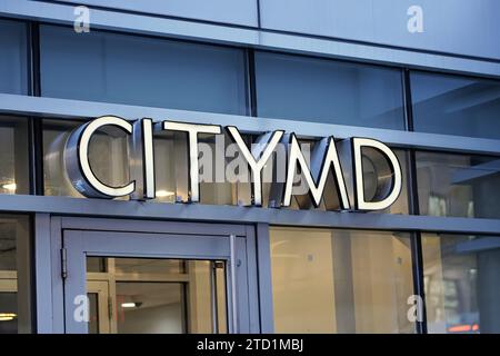 New York, NY - 23 novembre 2023: La clinica della società sanitaria CityMD firma nell'edificio degli uffici a Midtown, Manhattan. Foto Stock