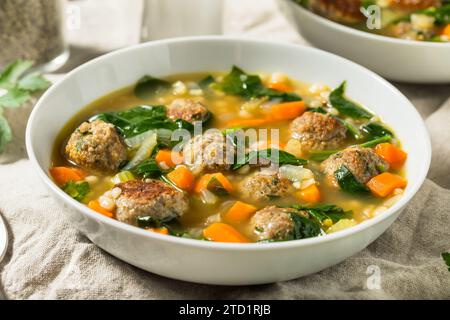 Abbondante zuppa di nozze italiana fatta in casa con spinaci e polpette Foto Stock