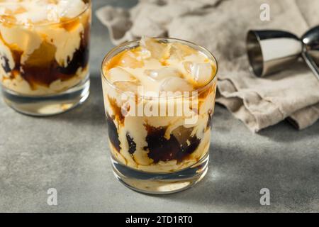 Cocktail russo bianco e freddo con caffè e vodka Foto Stock