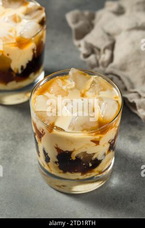 Cocktail russo bianco e freddo con caffè e vodka Foto Stock