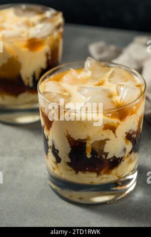 Cocktail russo bianco e freddo con caffè e vodka Foto Stock