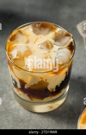 Cocktail russo bianco e freddo con caffè e vodka Foto Stock