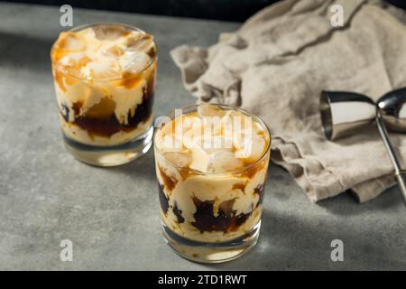 Cocktail russo bianco e freddo con caffè e vodka Foto Stock