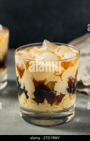 Cocktail russo bianco e freddo con caffè e vodka Foto Stock