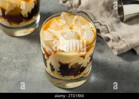 Cocktail russo bianco e freddo con caffè e vodka Foto Stock