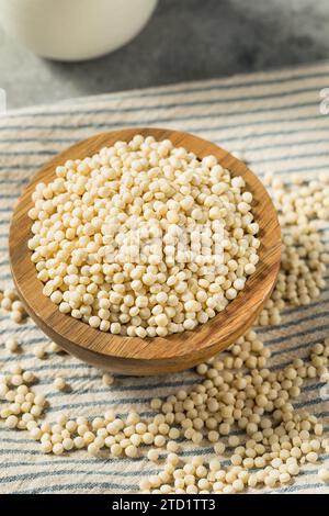 Couscous organico secco grande in una ciotola Foto Stock