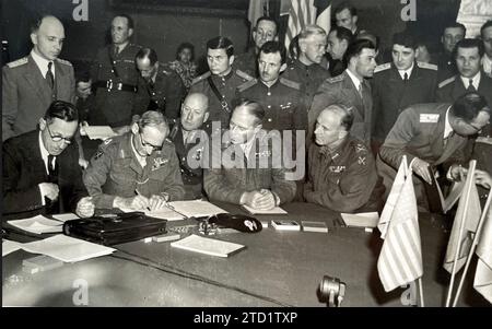 BERNARD MONTGOMERY (1887-1976) Marshall di campo britannico a sinistra in occhiali firmando un documento di pace congiunto (non ancora identificato) con firmatari francesi, americani e russi nell'aprile 1945. Foto Stock