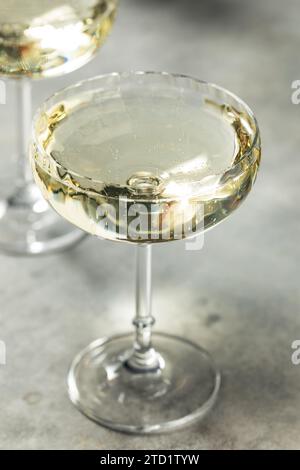 Champagne frizzante secco in un bicchiere di Coupe pronto per bere Foto Stock