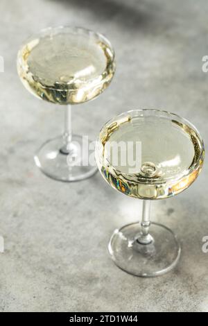 Champagne frizzante secco in un bicchiere di Coupe pronto per bere Foto Stock