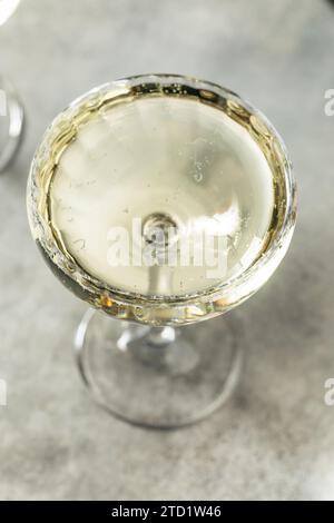 Champagne frizzante secco in un bicchiere di Coupe pronto per bere Foto Stock