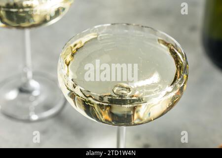 Champagne frizzante secco in un bicchiere di Coupe pronto per bere Foto Stock
