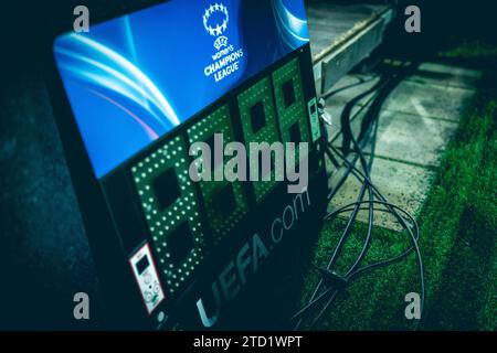 Malmoe, Svezia. 13 dicembre 2023. La commissione di sostituzione elettronica della UEFA è pronta per la partita di UEFA Women's Champions League tra FC Rosengaard e FC Barcelona a Malmö Idrottsplats a Malmö. (Foto: Gonzales Photo - Joe Miller). Foto Stock