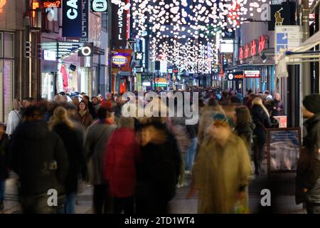 PRODUZIONE - 15 dicembre 2023, Renania settentrionale-Vestfalia, Colonia: Gli acquirenti camminano attraverso il miglio dello shopping su Hohe Strasse. Foto: Henning Kaiser/dpa Foto Stock