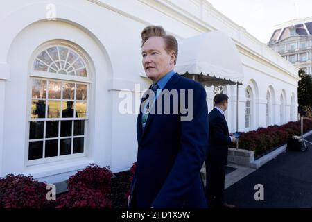 Washington DC, USA. 15 dicembre 2023, il comico e conduttore televisivo statunitense Conan o'Brien cammina fuori dall'ala ovest durante una visita alla Casa Bianca a Washington, DC, USA, 15 dicembre 2023. Credito: Michael Reynolds/Pool tramite CNP/MediaPunch credito: MediaPunch Inc/Alamy Live News Foto Stock