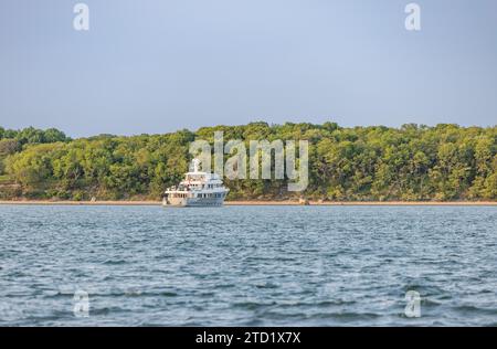 Motor Yacht, B5 all'ancora nella baia di smith Foto Stock