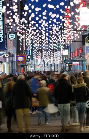 PRODUZIONE - 15 dicembre 2023, Renania settentrionale-Vestfalia, Colonia: Gli acquirenti camminano attraverso il miglio dello shopping su Hohe Strasse. Foto: Henning Kaiser/dpa - ATTENZIONE: Utilizzare solo in formato completo Foto Stock