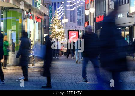 PRODUZIONE - 15 dicembre 2023, Renania settentrionale-Vestfalia, Colonia: Gli acquirenti camminano attraverso il miglio dello shopping su Hohe Strasse. Foto: Henning Kaiser/dpa Foto Stock
