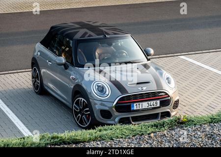 OSTRAVA, REPUBBLICA CECA - 23 AGOSTO 2023: Auto sportiva Mini Cooper Works Cabrio con strisce nere Foto Stock