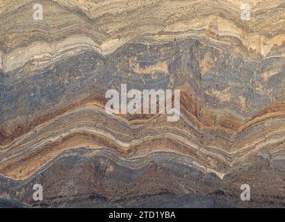 Strati di roccia sedimentaria della formazione Cambrian Bonanza King nella Last Chance Range a est delle Eureka Dunes; Death Valley National Park, California. Foto Stock