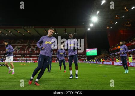 I giocatori del Tottenham si riscaldano durante la partita di Premier League Nottingham Forest vs Tottenham Hotspur al City Ground, Nottingham, Regno Unito, 15 dicembre 2023 (foto di Gareth Evans/News Images) Foto Stock