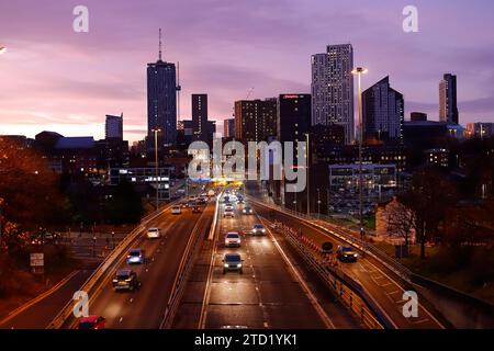 Tramonto nel centro di Leeds sull'autostrada A58 Foto Stock