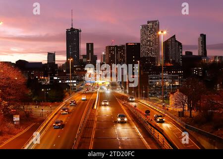 Tramonto nel centro di Leeds sull'autostrada A58 Foto Stock