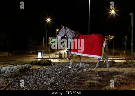 A Horsforth, Leeds, è stata data una ristrutturazione per Natale. Il cavallo può ora essere visto indossando un cappotto, un cappello e una ghirlanda con luci Foto Stock