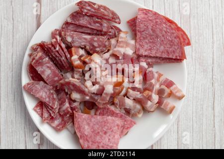 Salame a fette e pancetta tritata pronti per la cottura. Foto Stock