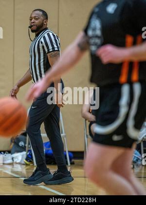 Arbitro di pallacanestro afroamericano ad una partita delle superiori Foto Stock