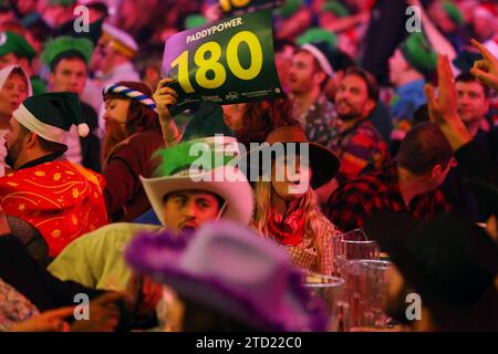 15 dicembre 2023, Alexandra Palace, Londra, Inghilterra; 2023/24 PDC Paddy Power World Darts Championships Day 1; Fart fans in abiti eleganti Foto Stock