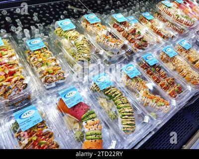 Sushi preparato preconfezionato in vendita in un supermercato in California, Stati Uniti Foto Stock