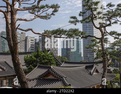 I tetti del Tempio di Bongeunsa incontrano i grattacieli di Gangnam a Seoul, che mostrano un mix di architettura sudcoreana vecchia e nuova Foto Stock