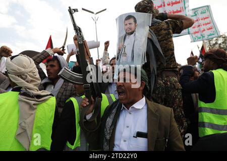 15 dicembre 2023, SANAA, Sanaa, Yemen: I manifestanti prendono parte a una manifestazione di solidarietà con i palestinesi nella Striscia di Gaza, in mezzo al conflitto in corso tra Israele e i palestinesi..gli Houthi, che sono allineati con l'Iran, hanno lanciato attacchi contro navi nel Mar Rosso e hanno usato droni e missili per colpire Israele dall'inizio del conflitto israelo-Hamas a Gaza più di due mesi fa, il gruppo che governa gran parte dello Yemen ha dichiarato che i suoi attacchi sono una dimostrazione di solidarietà nei confronti dei palestinesi Foto Stock