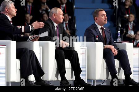 Mosca, Russia. 15 dicembre 2023. Il presidente russo Vladimir Putin, centro, siede accanto al CEO delle Ferrovie russe Oleg Belozerov, sinistra, e il presidente del sindacato russo dei lavoratori ferroviari e costruttori di trasporti Sergei Chernogayev, a destra, durante il IV Congresso ferroviario al complesso olimpico di Luzhniki, il 15 dicembre 2023 a Mosca, in Russia. Crediti: Mikhael Klimentyev/Cremlino Pool/Alamy Live News Foto Stock