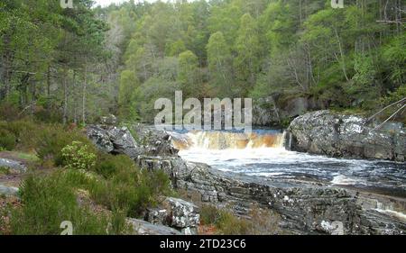 Le Rogie Falls sono una serie di cascate sulle Black Water, un fiume a Easter Ross nelle Highlands scozzesi. Foto Stock