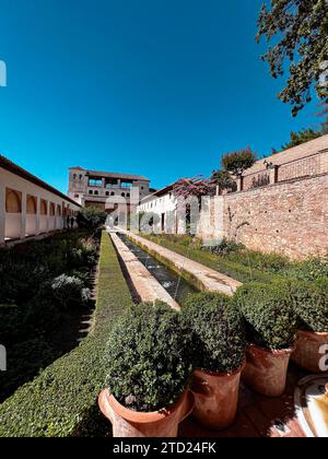 Granada, Spagna - 4 settembre 2022: L'Alhambra è un complesso di palazzo e fortezza situato a Granada, Andalusia, Spagna. Foto Stock