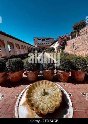 Granada, Spagna - 4 settembre 2022: L'Alhambra è un complesso di palazzo e fortezza situato a Granada, Andalusia, Spagna. Foto Stock