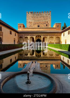 Granada, Spagna - 4 settembre 2022: L'Alhambra è un complesso di palazzo e fortezza situato a Granada, Andalusia, Spagna. Foto Stock