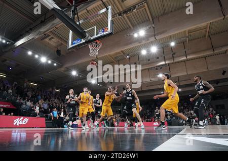 15 dicembre 2023, Amburgo: Pallacanestro: Bundesliga, giorno 11, round principale, Hamburg Towers - Walter Tigers Tübingen, nell'Arena edel-optics.de. I giocatori combattono per la palla. Foto: Marcus Brandt/dpa Foto Stock