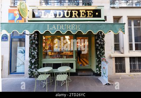 Le vetrine dei famosi negozi di dolciumi di Laduree si trovano in via Bretagne nel terzo distretto di Parigi. Foto Stock