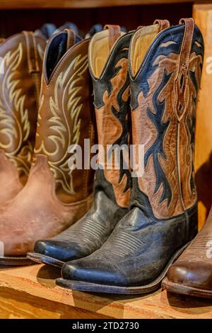 Set di stivali da cowboy. Stivali da cowboy in pelle tradizionali americane, stile occidentale, mercato del rodeo e attrezzatura da equitazione in mostra. Stivali in stile americano di struzzo, coccodrillo e pelle di bufalo. Foto Stock