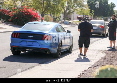 Un rappresentante Carvana ispeziona un'auto venduta sul posto a Mesa, Arizona, il 15 dicembre 2023. Carvana ha superato gli utili nel terzo trimestre, che hanno fatto aumentare i prezzi delle azioni del 843% rispetto all'anno precedente. Questo li colloca tra le aziende con le migliori prestazioni nella S&P 500. (Foto di: Alexandra Buxbaum/Sipa USA) Foto Stock