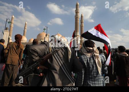 15 dicembre 2023, SANAA, Sanaa, Yemen: I manifestanti prendono parte a una manifestazione di solidarietà con i palestinesi nella Striscia di Gaza, in mezzo al conflitto in corso tra Israele e i palestinesi..gli Houthi, che sono allineati con l'Iran, hanno lanciato attacchi contro navi nel Mar Rosso e hanno usato droni e missili per colpire Israele dall'inizio del conflitto israelo-Hamas a Gaza più di due mesi fa, il gruppo che governa gran parte dello Yemen ha dichiarato che i suoi attacchi sono una dimostrazione di solidarietà nei confronti dei palestinesi Foto Stock