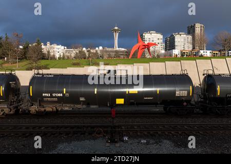 Seattle, Stati Uniti. 11 dic. Treno del petrolio che passa attraverso il centro. Foto Stock