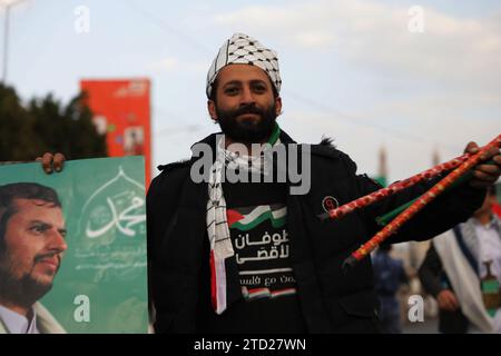 15 dicembre 2023, SANAA, Sanaa, Yemen: I manifestanti prendono parte a una manifestazione di solidarietà con i palestinesi nella Striscia di Gaza, in mezzo al conflitto in corso tra Israele e i palestinesi..gli Houthi, che sono allineati con l'Iran, hanno lanciato attacchi contro navi nel Mar Rosso e hanno usato droni e missili per colpire Israele dall'inizio del conflitto israelo-Hamas a Gaza più di due mesi fa, il gruppo che governa gran parte dello Yemen ha dichiarato che i suoi attacchi sono una dimostrazione di solidarietà nei confronti dei palestinesi Foto Stock